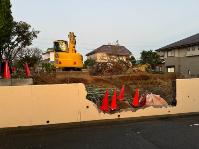 擁壁撤去・残土搬出工事(神奈川県横浜市青葉区大場町)工事前の様子です。